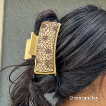Load image into Gallery viewer, Medium Flower Bee Hair Claw