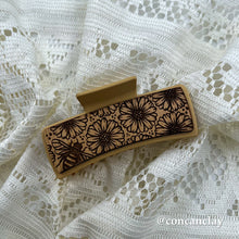 Load image into Gallery viewer, Medium Flower Bee Hair Claw