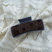 Load image into Gallery viewer, Medium Flower Bee Hair Claw