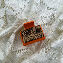 Load image into Gallery viewer, Small Flower Bee Hair Claw