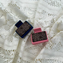 Load image into Gallery viewer, Small Flower Hair Claw