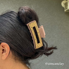 Load image into Gallery viewer, Medium Cheetah Hair Claw
