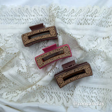 Load image into Gallery viewer, Medium Cheetah Hair Claw
