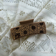 Load image into Gallery viewer, Medium Flower Bee Hair Claw
