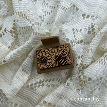 Load image into Gallery viewer, Small Flower Bee Hair Claw
