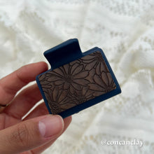 Load image into Gallery viewer, Small Flower Hair Claw
