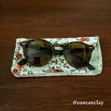 Load image into Gallery viewer, Roses and Greenery - Eyewear Pouch
