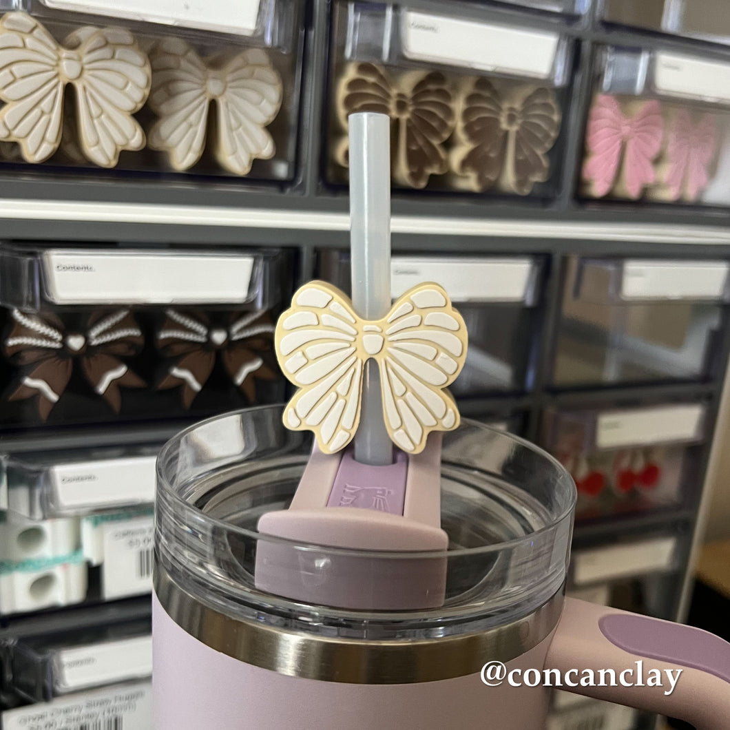 Vanilla Bow Concha Straw Huggie