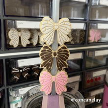 Load image into Gallery viewer, Chocolate Bow Concha Straw Huggie
