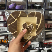 Load image into Gallery viewer, Chocolate Bow Concha Straw Huggie
